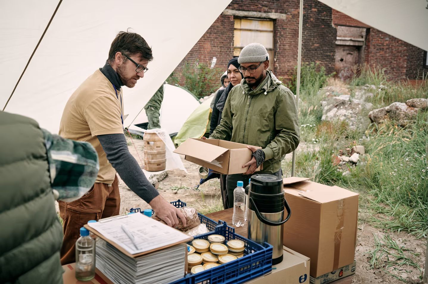 Des bénévoles organisent une distribution de produits alimentaires.