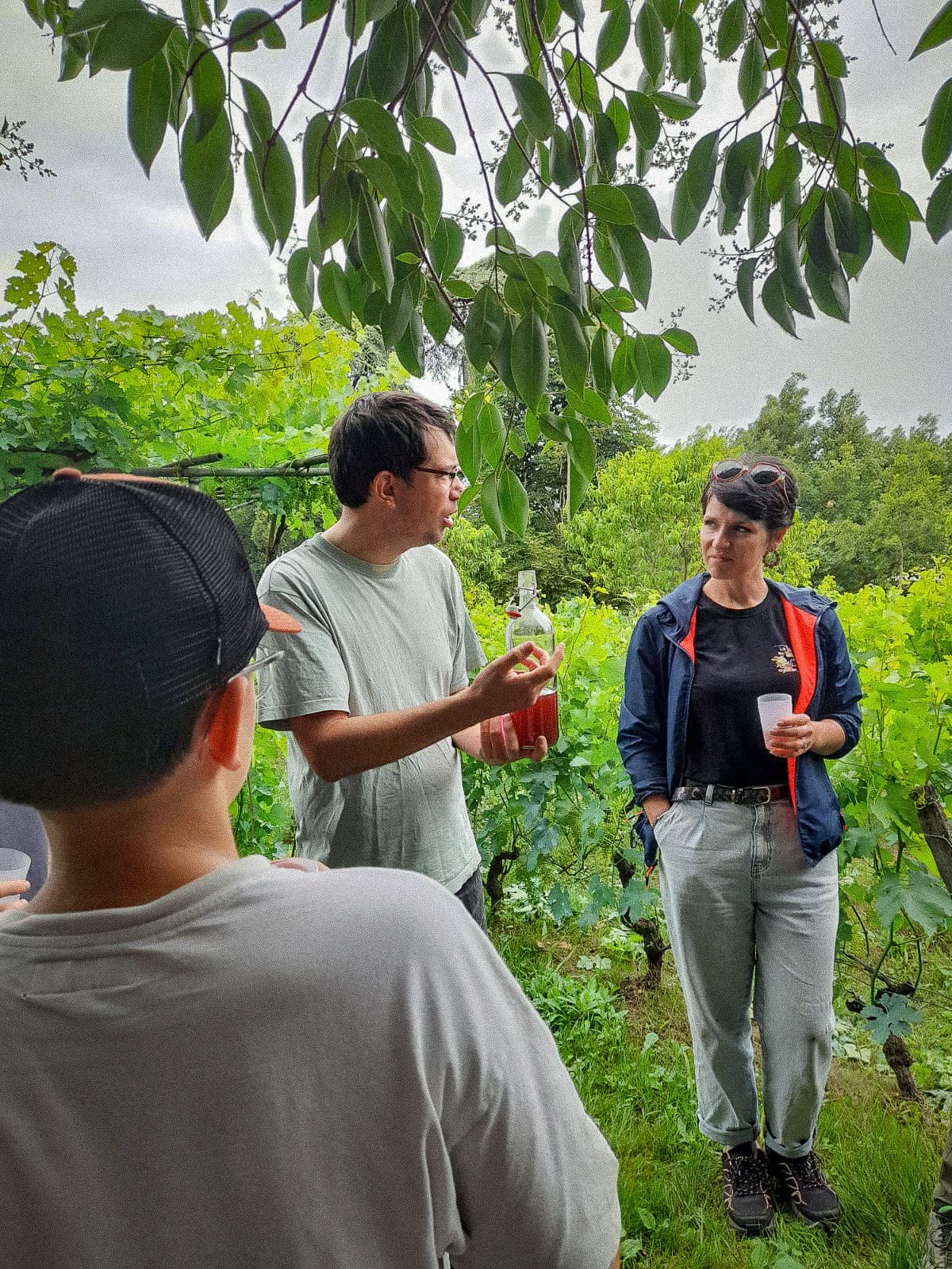 Des participants réunis dehors pour une mission bénévole.