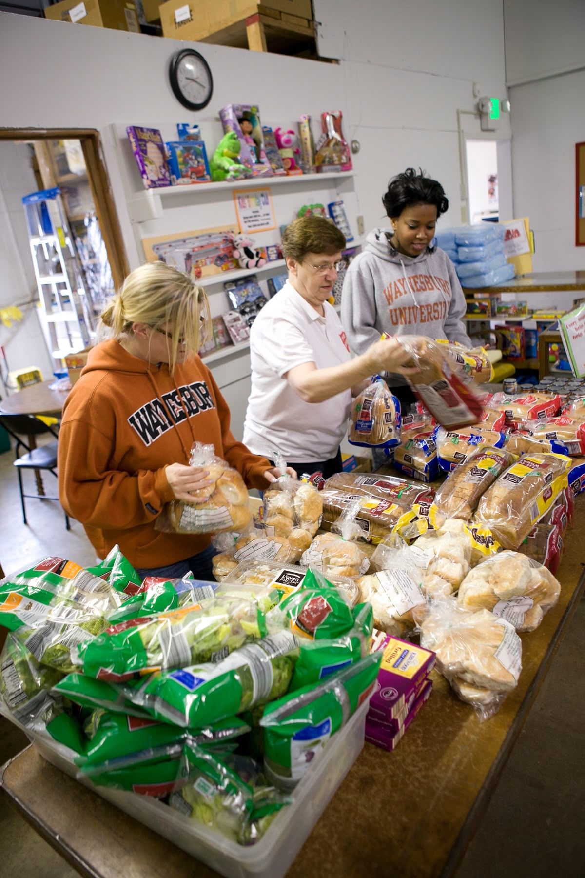 Des bénévoles préparent une distribution alimentaire ensemble.