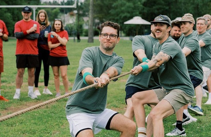 Des participants font équipe pour un tir à la corde.
